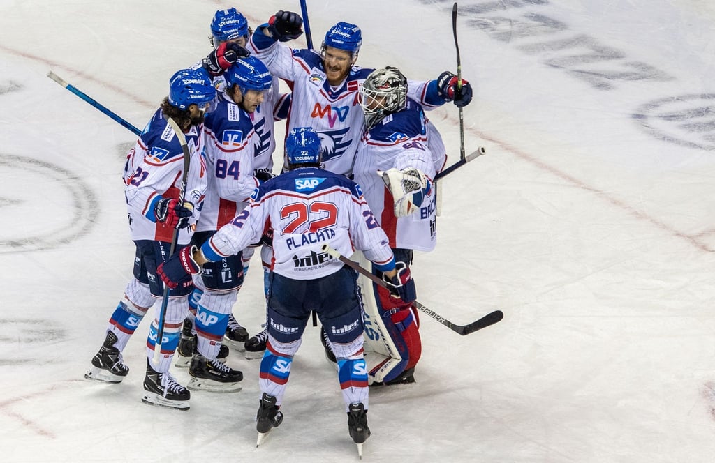 Die Spieler der Adler Mannheim jubeln nach 3:0 durch Korbinian Holzer (2.v.r).