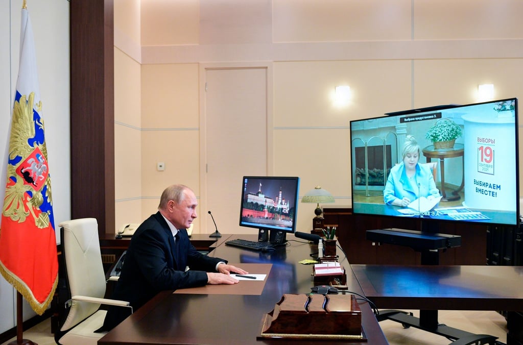 Präsident Wladimir Putin ist in einer Videokonferenz mit Wahlleiterin Ella Pamfilowa verbunden.