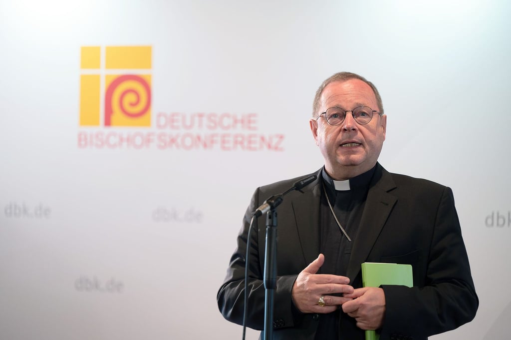 Georg Bätzing, Bischof von Limburg und Vorsitzender der Deutschen Bischofskonferenz, spricht zu Beginn der Herbstvollversammlung in Fulda.