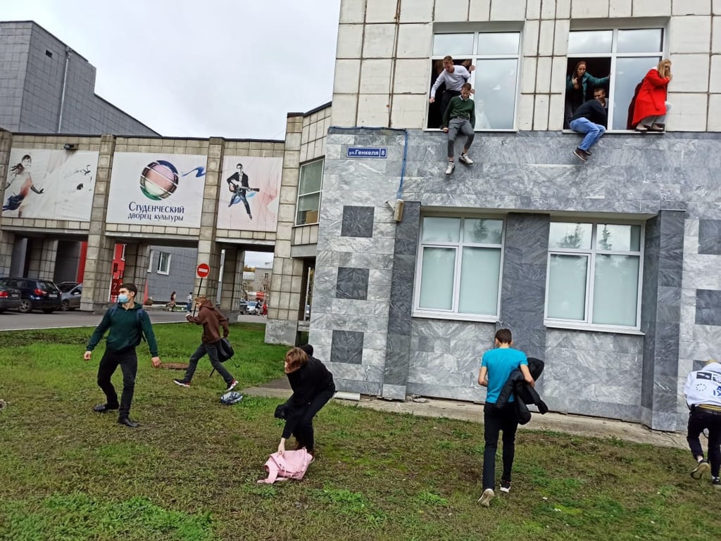 Studenten springen aus Fenstern der Universität in Perm.