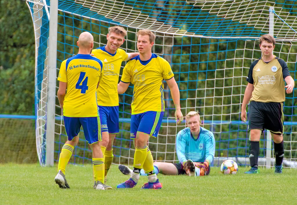Sebastian Kibgis (2.v.l.) freut sich mit seinen Teamkollegen Michael Schubert (l.) und Johannes Trummer über den Siegtreffer für Bad Bibra/Saubach in der Kreisliga-Partie bei der Freyburger RSK-Reserve.