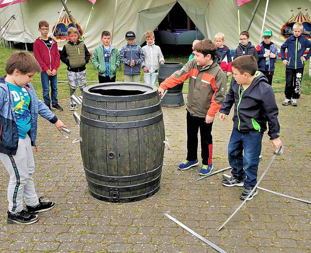Die Schwerterkiste gehört zum Zirkusprojekt der Klötzer Purnitz-Grundschule. Dabei mussten die Kinder zielgenau treffen.