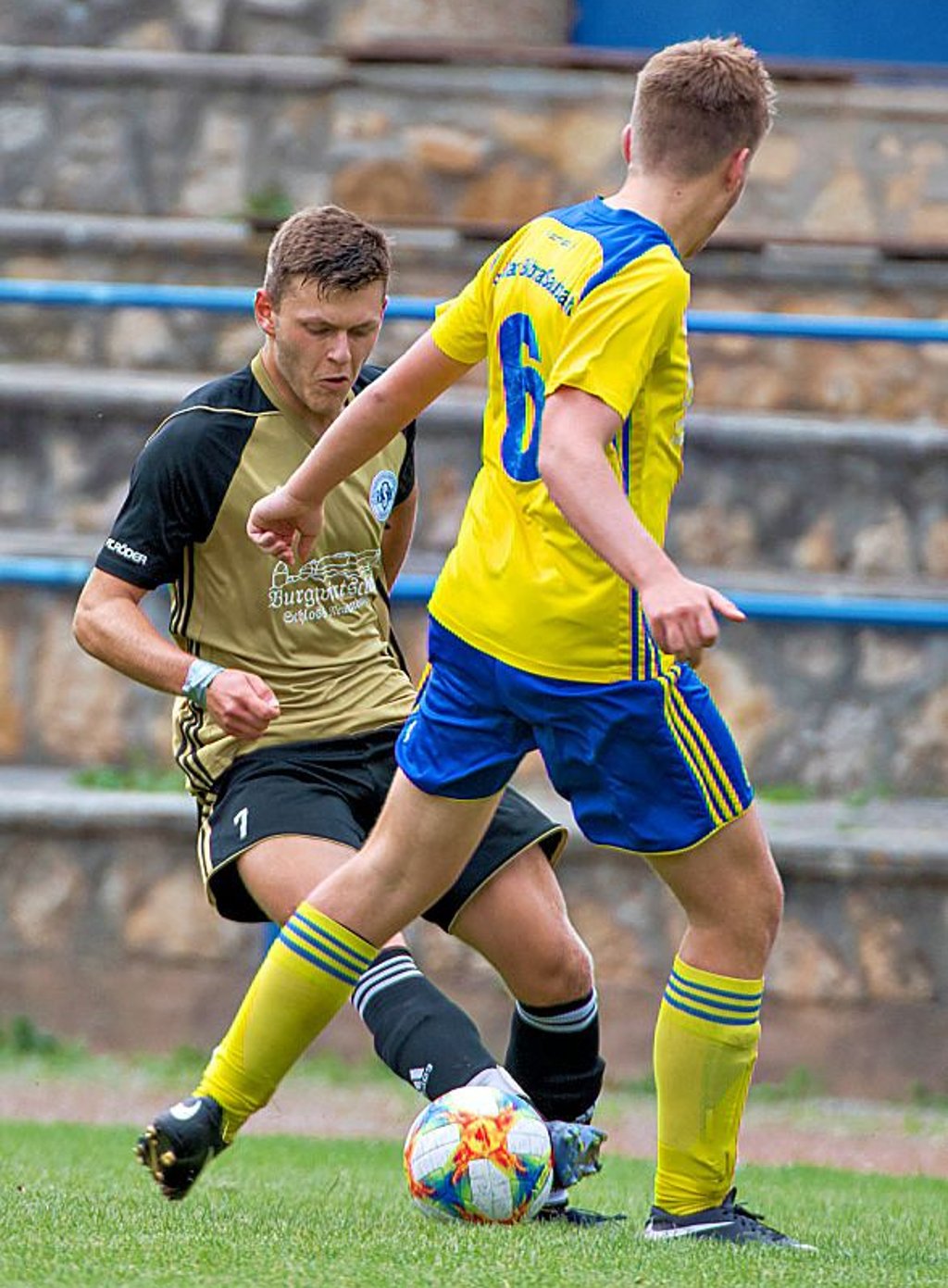 Freyburgs Marvin Mänicke (l.) im Zweikampf mit Bill Schaepmann (Bad Bibra/Saubach).