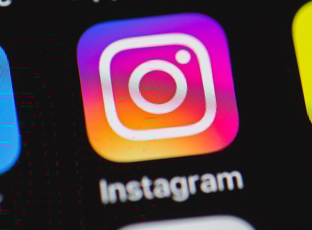 Viele Promis nutzen auf Instagram sogenannte Tap Tags, über die man direkt auf einen Firmen-Account weitergeleitet wird.