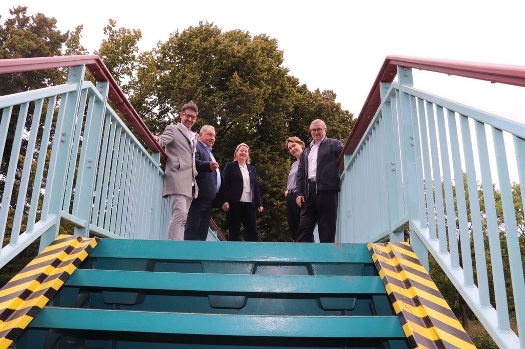 Die Brücke vor der Pareyer Schleuse ist sehr steil. Rechts und links können Fahrräder, mit erhöhtem Kraftaufwand, hoch geschoben werden. Björn Thomas, Manfred Maas, Nicole Golz, Stefanie Pötzsch und Dr. Jürgen Ude (v. li.) machten sich vor Ort ein Bild davon.