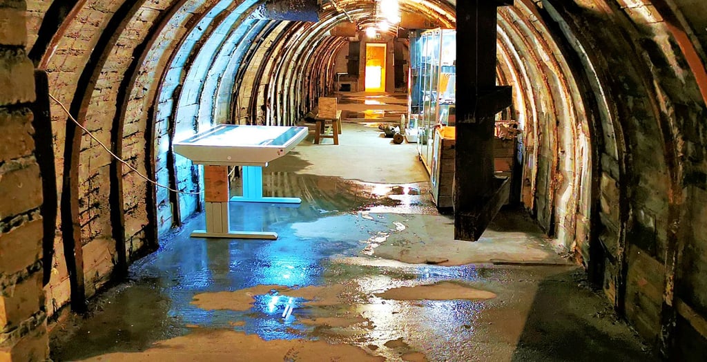 Im Bunker Krumpa steht Wasser. Die Ausstellung leidet darunter.