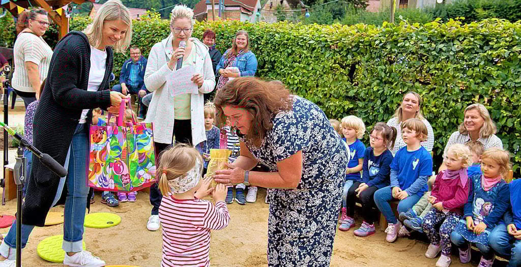 Für die stets tollen Ideen und das Engagement des gesamten ?Sterntaler?-Teams überreichen die Kinder auch Kita-Leiterin Katrin Mosch ein Dankeschön.