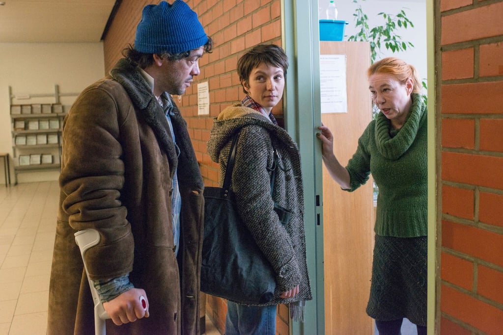 Lore Henning (Rike Eckermann, r) will schon die Türe schließen, aber auf Bitten von Ira (Julia Koschitz) nimmt sie sich Zeit für Konrad (Carlo Ljubek).