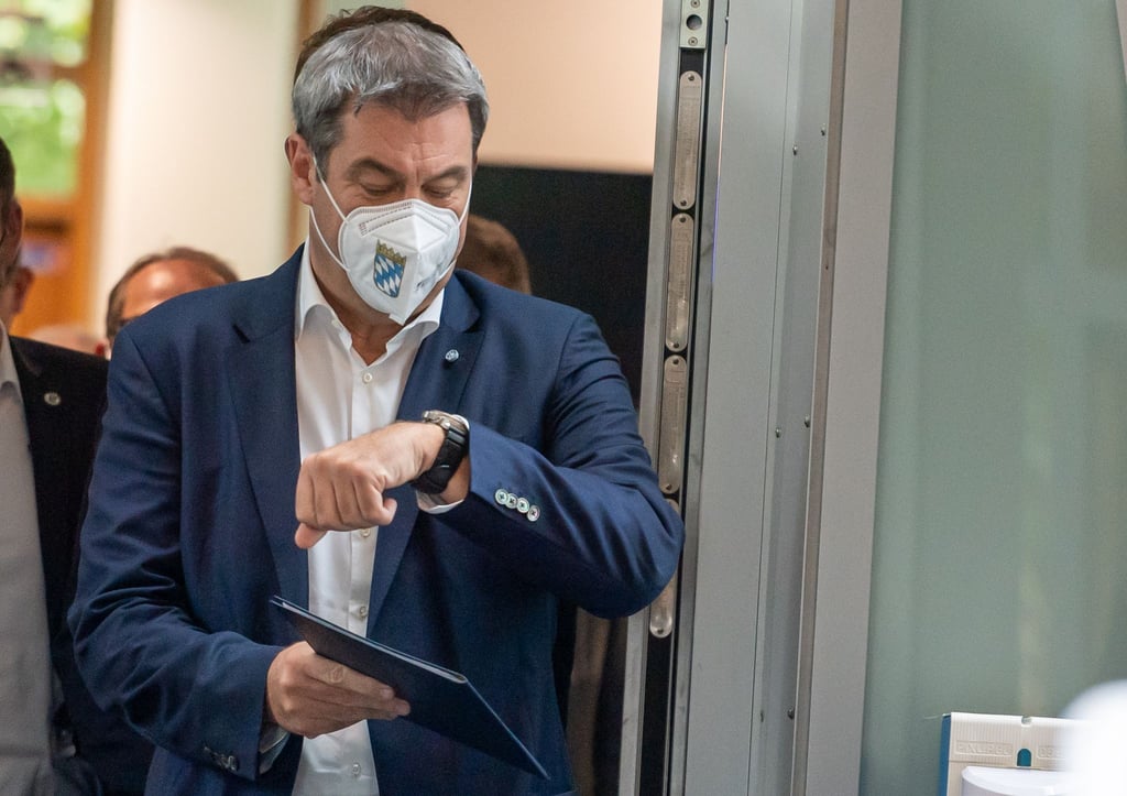 Markus Söder auf dem Weg zu einer Pressekonferenz.