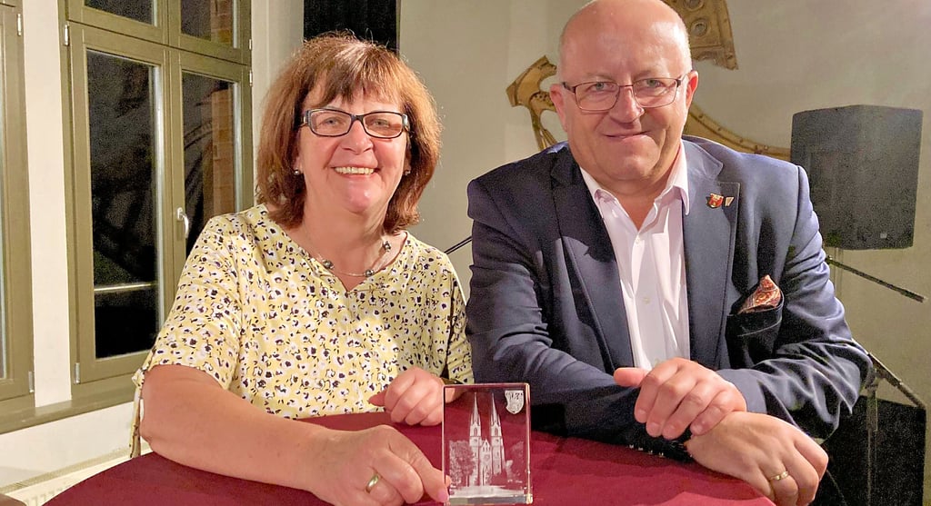 Aktive Mitglieder wie Annette Krietsch sind während der Jubiläumsveranstaltung in der Feuerwache vom Vereinsvorsitzenden Michael Hoffmann ausgezeichnet worden.