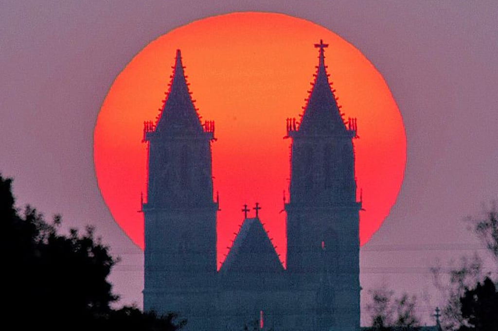 Der Dom in Magdeburg vor der Abendsonne.