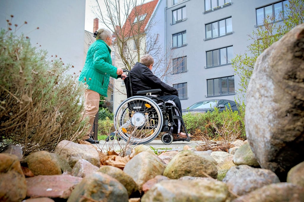 Wer zu Hause Angehörige pflegt, ist meist großen körperlichen und psychischen Belastungen ausgesetzt.