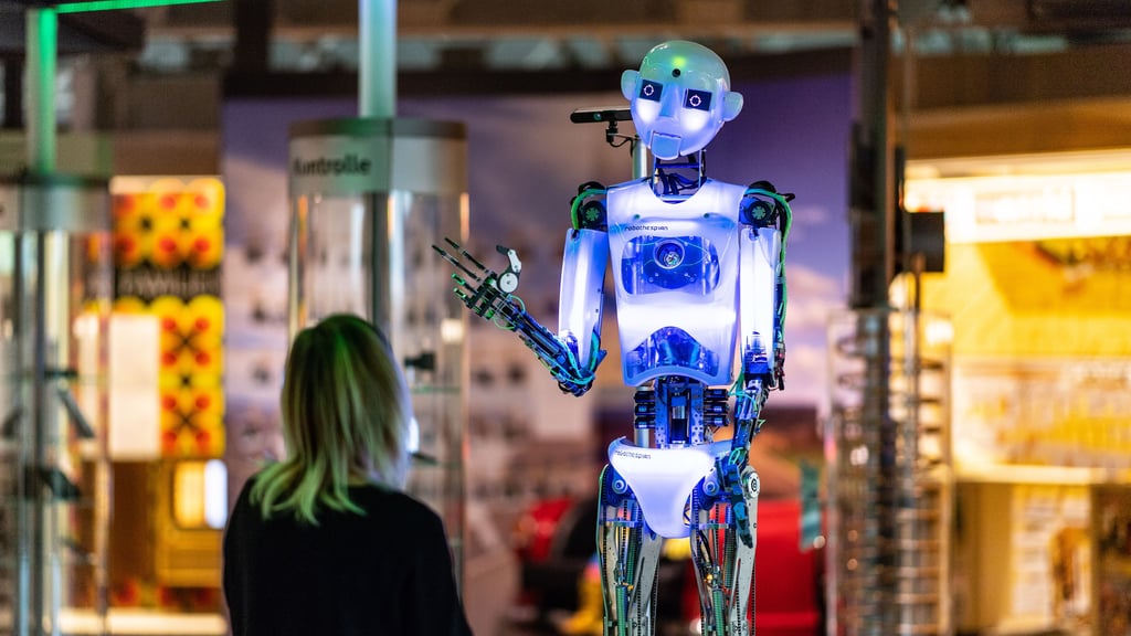 Eine Frau betrachtet in der Ausstellung ?Künstliche Intelligenz und Robotik? im Heinz-Nixdorf-Museumsforum Paderborn die Maschine ?RoboThespian?: Während diese Entwicklung nur mit Menschen reden kann, könnten Nachfolgemodelle möglicherweise schon bald auch Gedanken lesen.