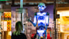 Eine Frau betrachtet in der Ausstellung ?Künstliche Intelligenz und Robotik? im Heinz-Nixdorf-Museumsforum Paderborn die Maschine ?RoboThespian?: Während diese Entwicklung nur mit Menschen reden kann, könnten Nachfolgemodelle möglicherweise schon bald auch Gedanken lesen.