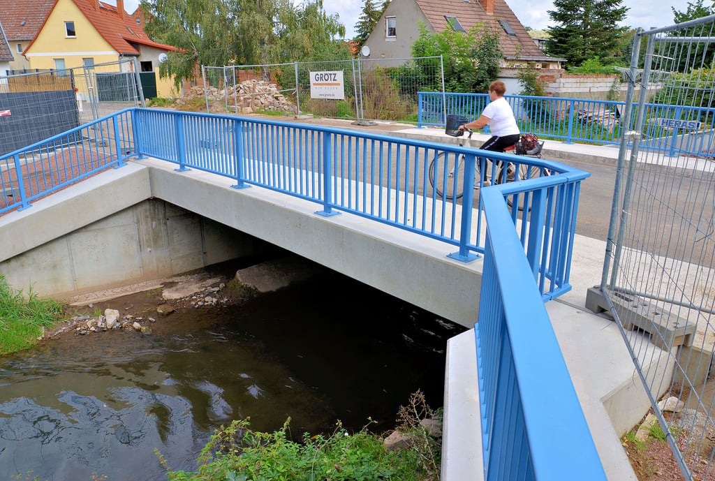 Die neue Wipperbrücke in Osmarsleben ist endlich auch mit einem neuen Geländer versehen.