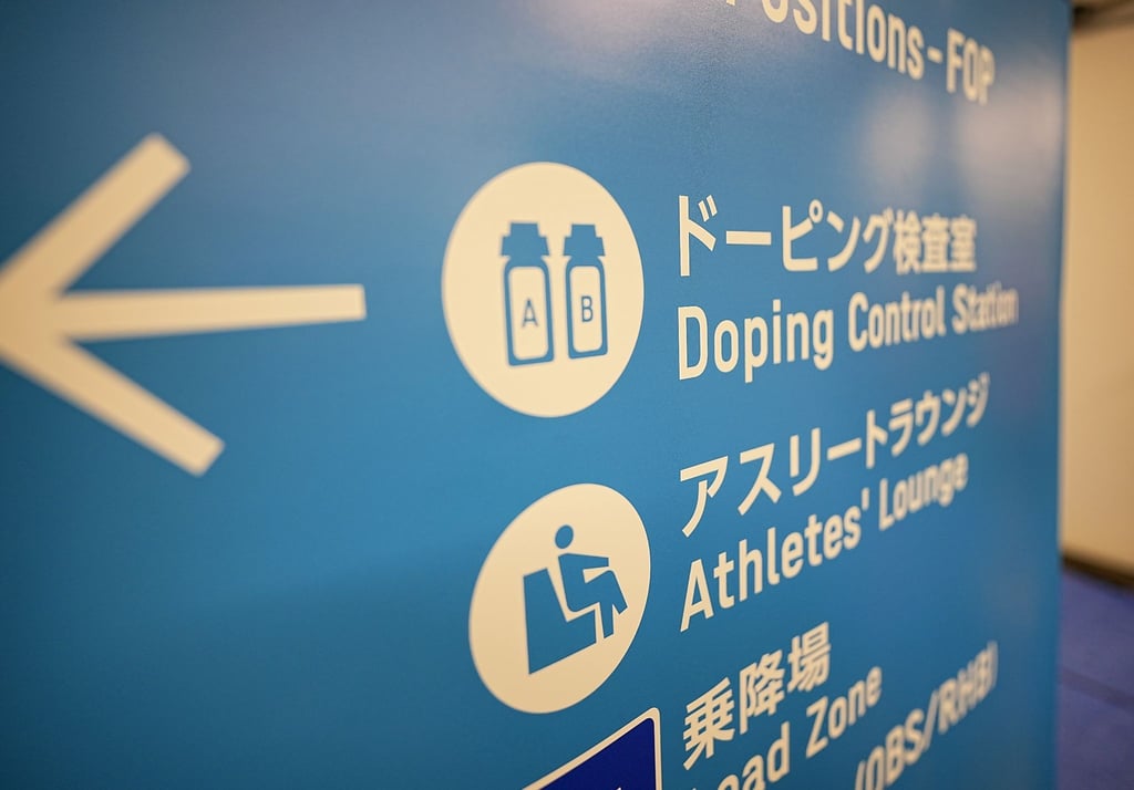 Ein Hinweisschild weist bei den Sommerspielen in Tokio auf die Doping-Kontrollstation hin.