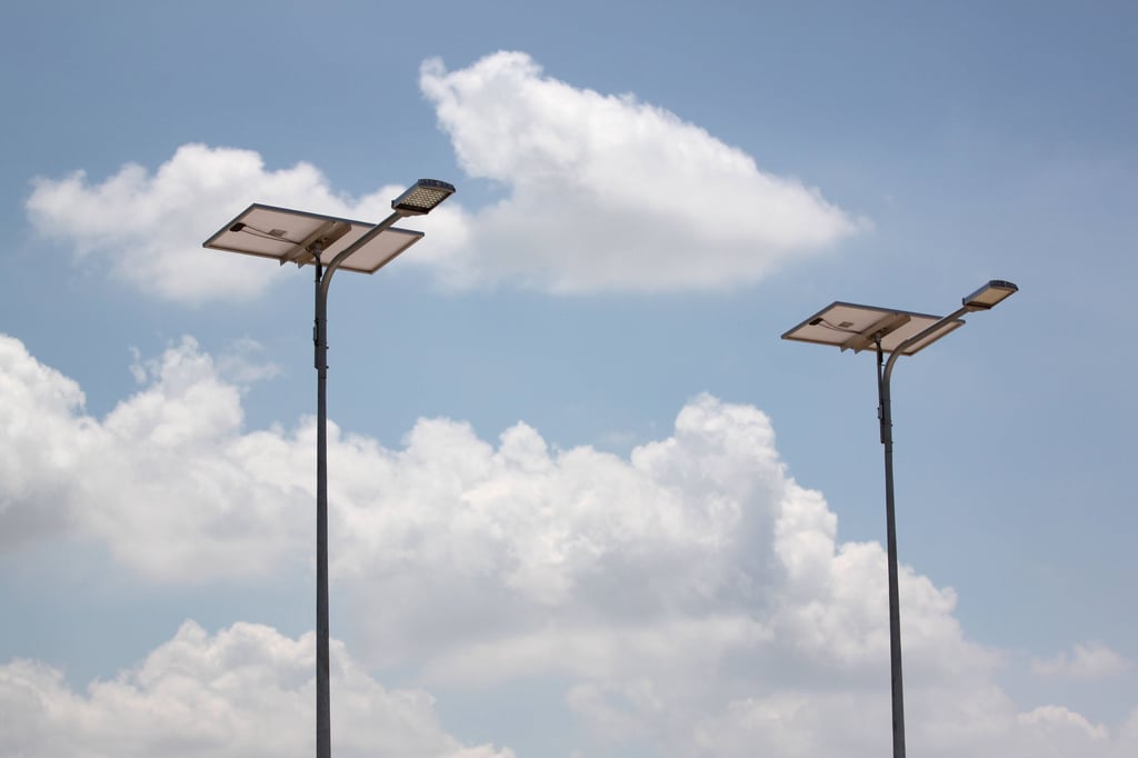 Blick auf zwei Solar-Straßenlaternen. (Symbolfoto)