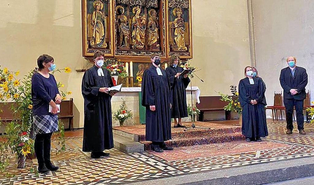 Die Pfarrer Anna Mittermayer und Martin Kabitzsch (3.wurden von Superintendentin Gabriele Metzner (2.v.r.) ins Amt eingeführt.