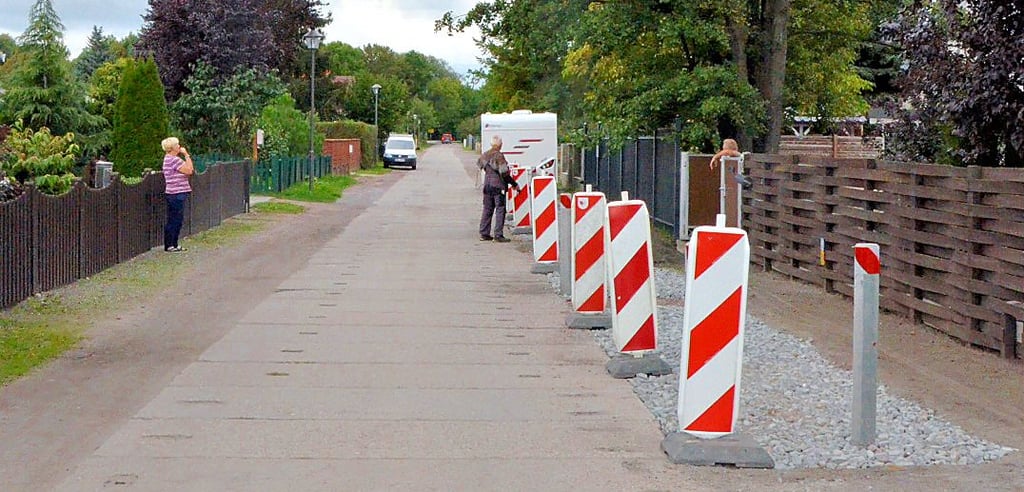 Der Schotterstreifen vor Manfred Marquardts Grundstück (links) in der Grindbucht in Stendal ist Nachbarn ein Dorn im Auge.