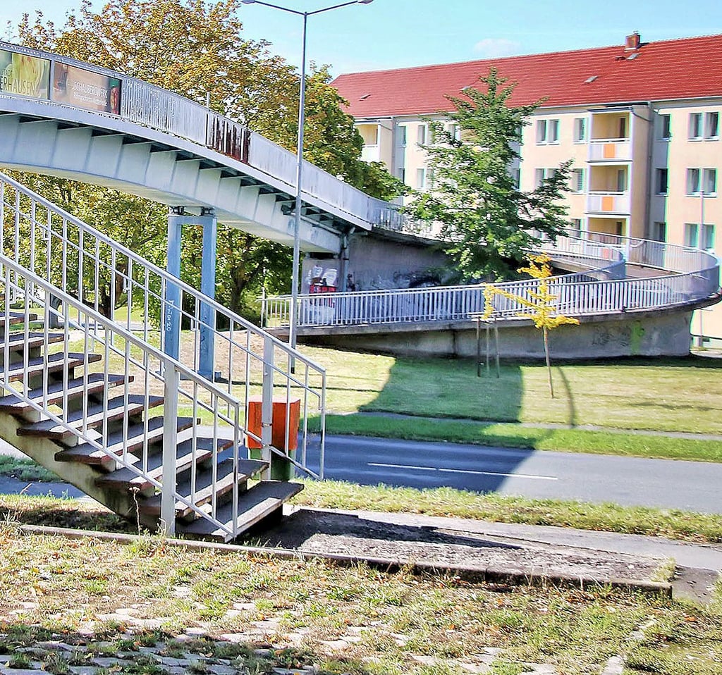 Die 1979 eingeweihte Fußgängerbrücke über die Erfurter Straße soll möglicherweise abgerissen werden.