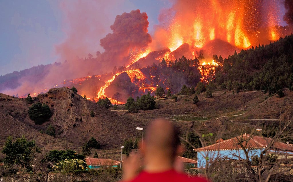 Lava tritt aus dem Vulkan Cumbre Vieja auf der kanarischen Insel La Palma aus. Der Ausbruch hatte sich bereits durch Tausende Erdbeben angekündigt.