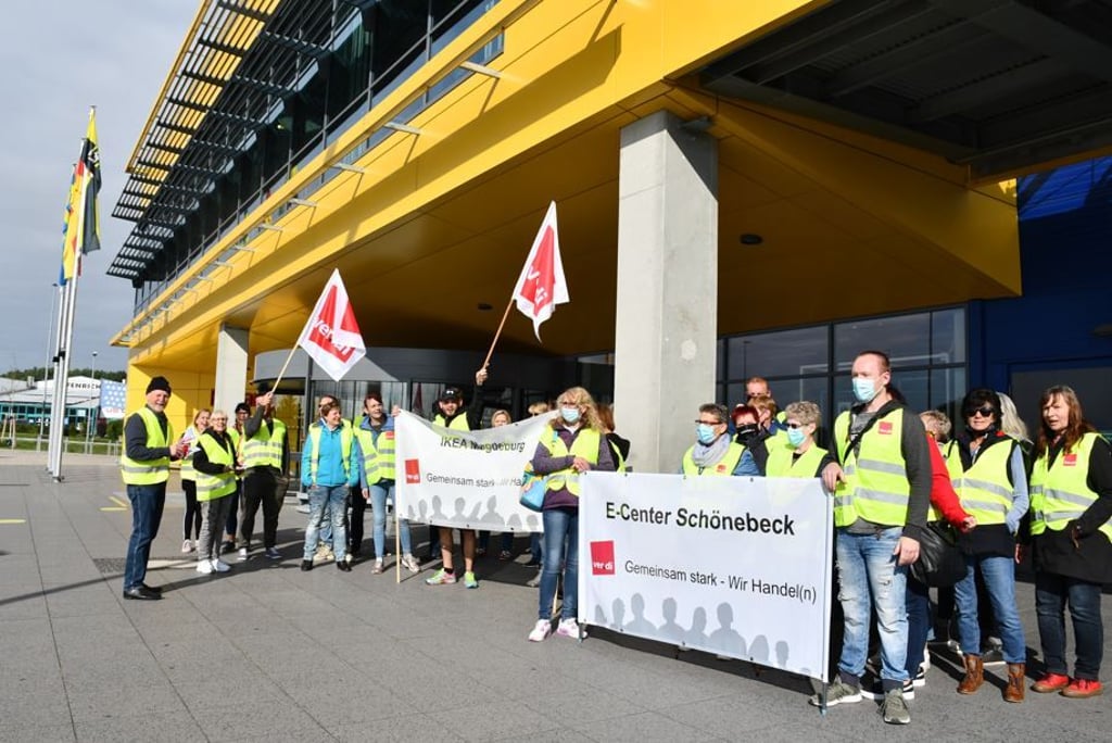 In Magdeburg nehmen 30 IKEA-Mitarbeiter an der Kundgebung teil.