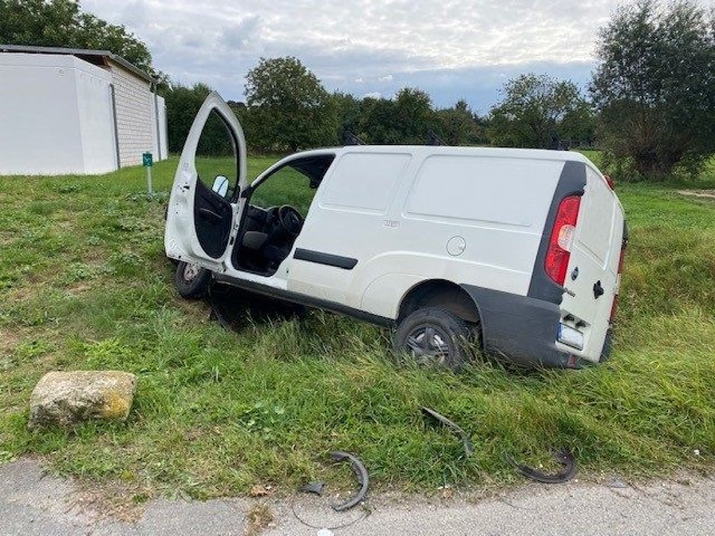 Beim Zusammenstoß mit einem VW wurde der Fiat in einen Straßengraben in Hessen, einem Ortsteil der Stadt Osterwieck, geschleudert. Ein fünfjähriges Mädchen, welches indem Fiat saß wurde dabei verletzt.