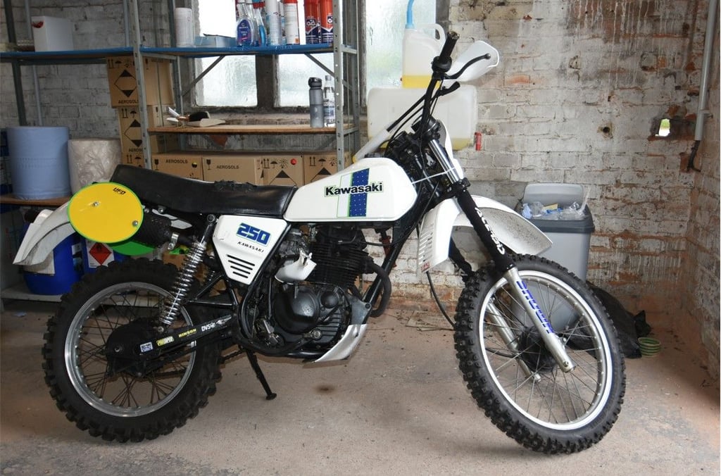 Am 10. September hat sich auf der B71 ein Unfall mit einem Motorrad ereignet. Der Fahrer verließ sofort zu Fuß den Unfallort. Das Fahrzeug blieb zurück. Die Polizei sucht nun nach dem Besitzer.