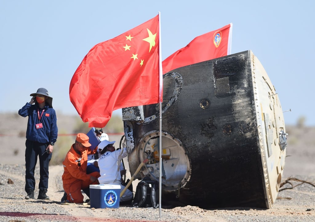 Die Rückkehrkapsel des bemannten Raumschiffs „Shenzhou 12“ nach der Landung.
