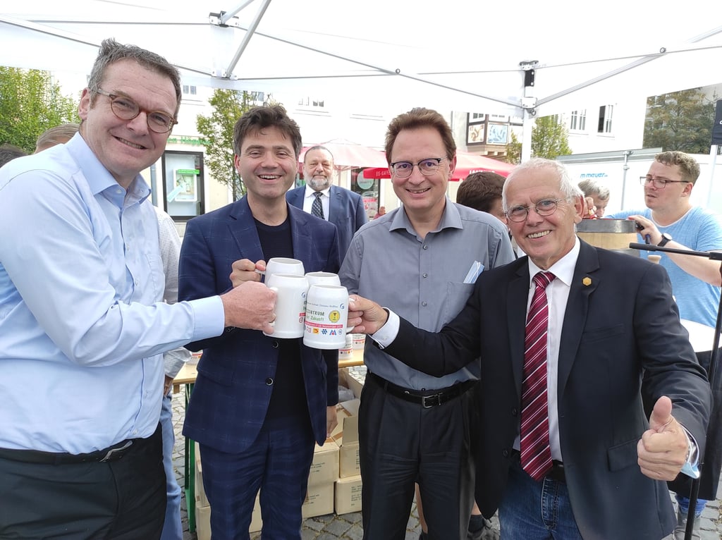 Brunnenfest der Handwerkerschaft: Karl Krökel (rechts) kritisierte die Verwaltung scharf. Hätte OB Robert Reck (2. v. l.) deutlicher reagieren müssen?
