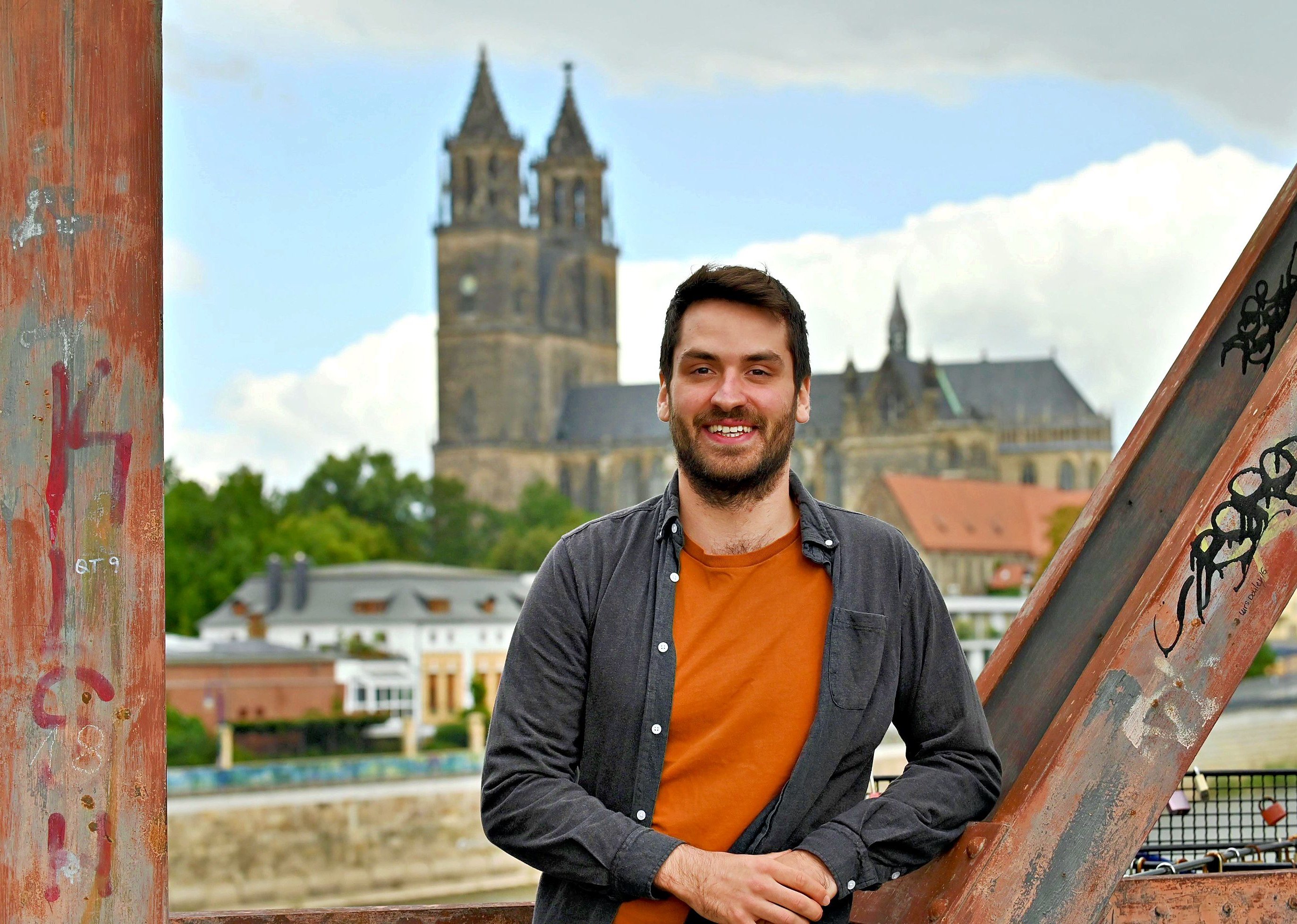 Die Kandidaten konnten sich an einem ihrer Lieblingsplätze im Wahlkreis ablichten lassen. Urs Liebau wählte die Hubbrücke  mit Dompanorama.