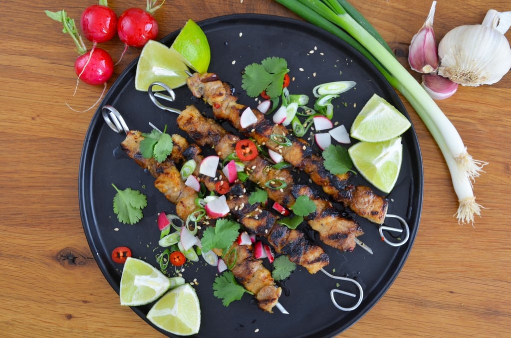 Bevor die Bauchfleischscheiben auf die Spieße gezogen und gegrillt werden, sollten sie über Nacht in der Marinade liegen.