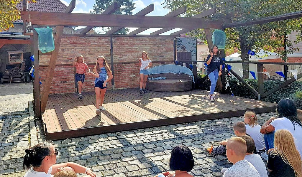Junge Tänzerinnen traten zum Sommerfest auf.