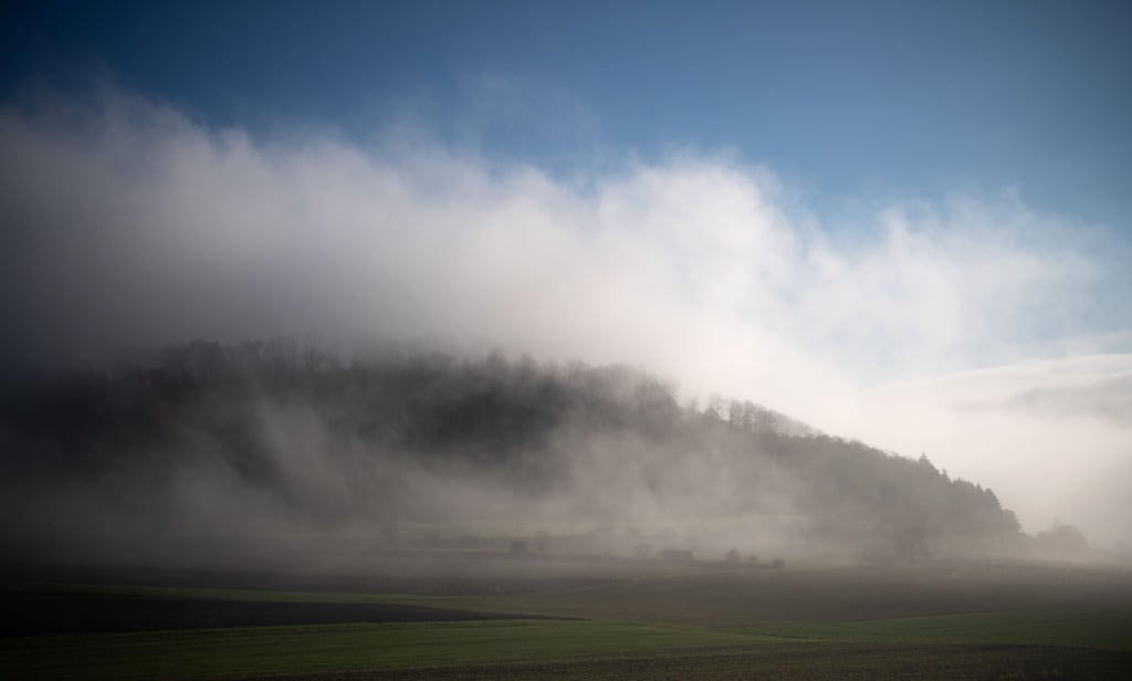 Nebel zieht über die Schwäbische Alb.