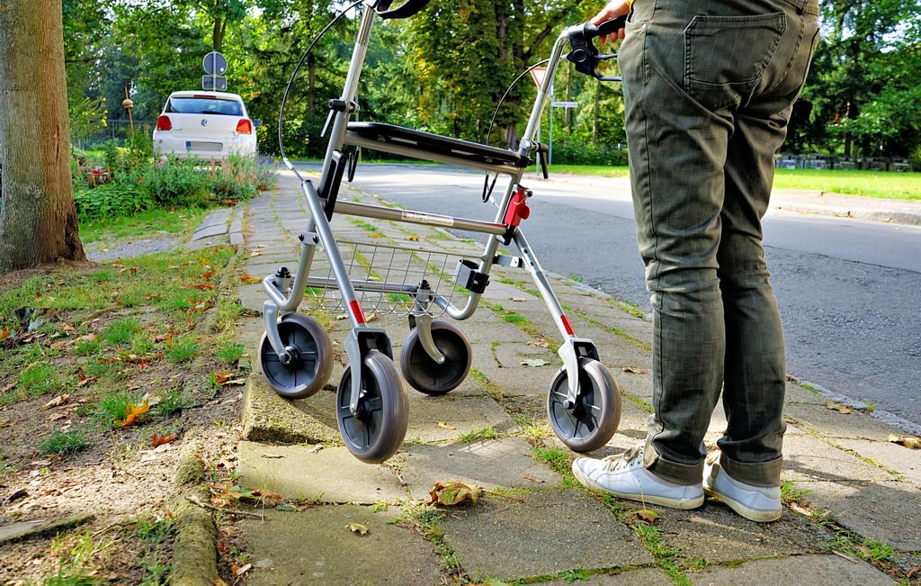 Ein Rad schwebt in der Luft: Die unebene Oldecopstraße in Salzwedel ist ein Problem für Senioren und gehandicapte Menschen, sagt Salzwedels Seniorenbeauftragte Ute Nölle.