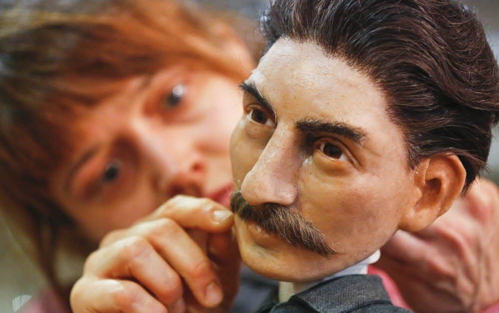 Louise Nowitzki legt hier noch letzte Hand beim jungen Stalin an.