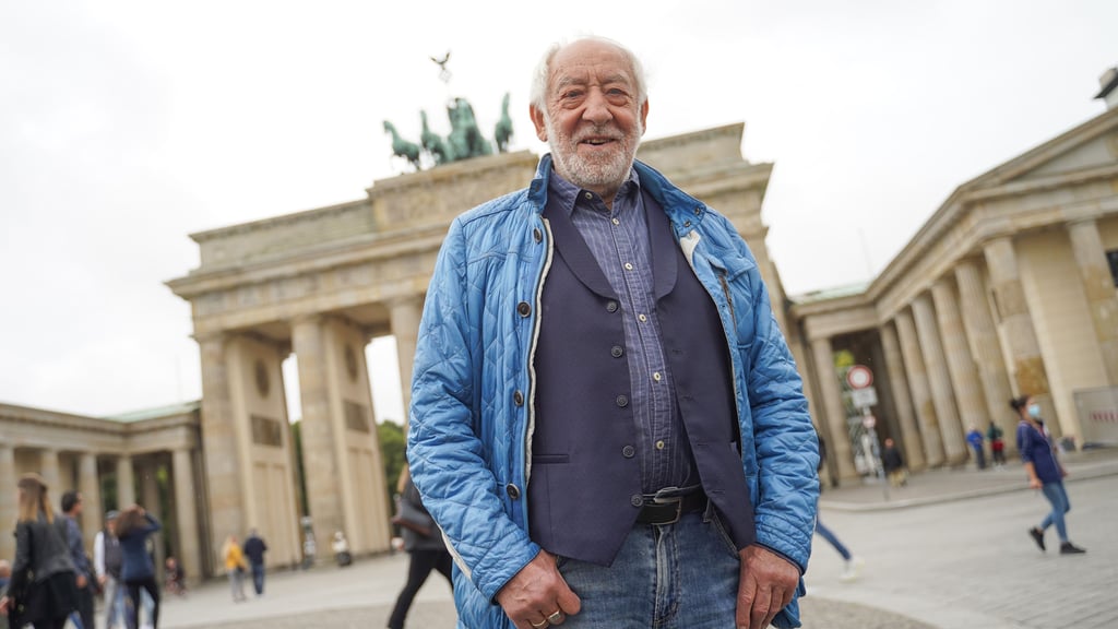 Dieter Hallervorden steht anlässlich der kommenden Silvesterparty vor dem Brandenburger Tor. Der gebürtige Dessauer ist Teil des Showprogramms und wird auch bei der Party auf der Bühne stehen.