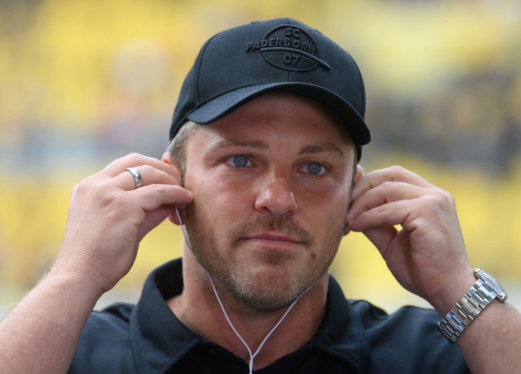 Paderborns Trainer Lukas Kwasniok steht im Stadion.