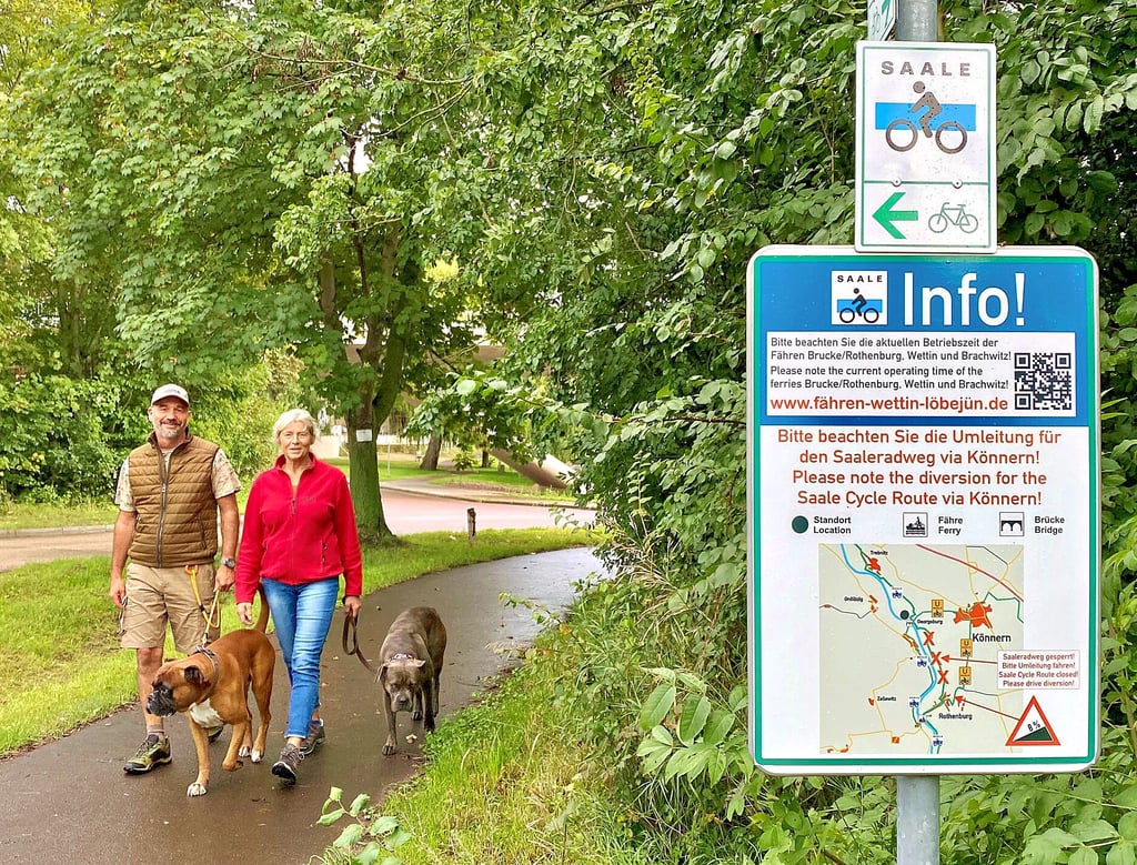 Hanna und Steffen Böhme aus Könnern spazieren auf dem Saaleradweg in der Nähe der Georgsburg.