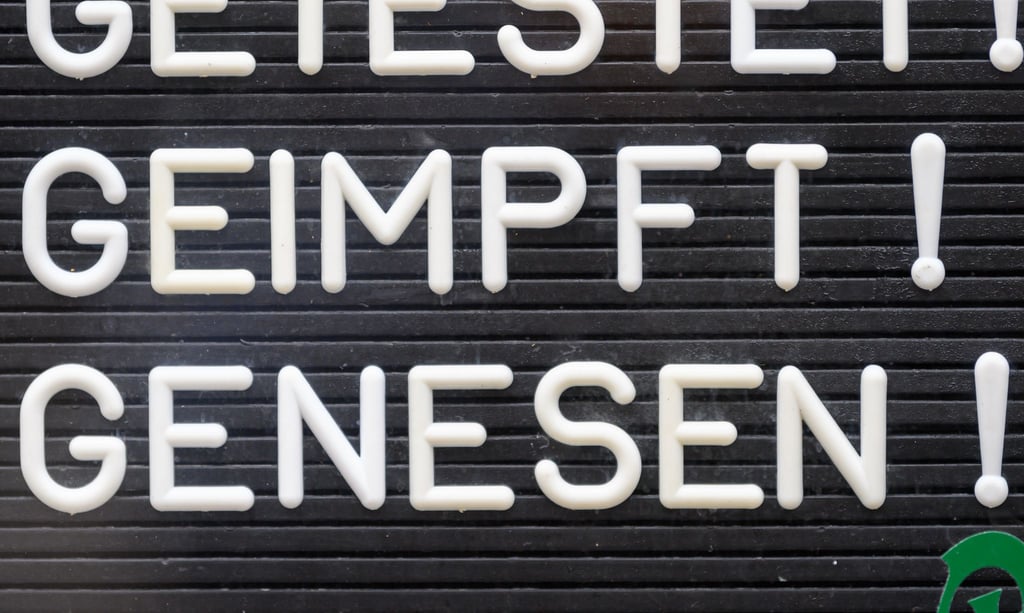 „Getestet! Geimpft! Genesen!“ steht auf einem Schild an einer Bar.