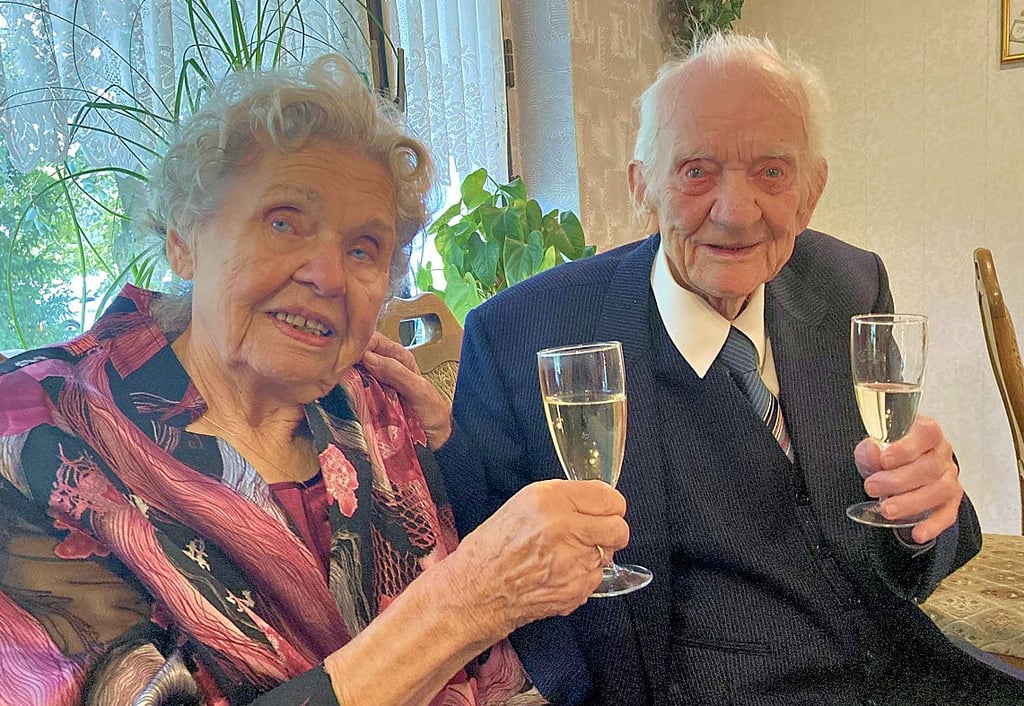 Ingeburg und Heinz Pechau haben auf den 75. Jahrestag ihrer Hochzeit angestoßen. Am 21. September 1946 hat sich das Paar das Jawort in der Buckauer Sankt-Gertraud-Kirche gegeben.