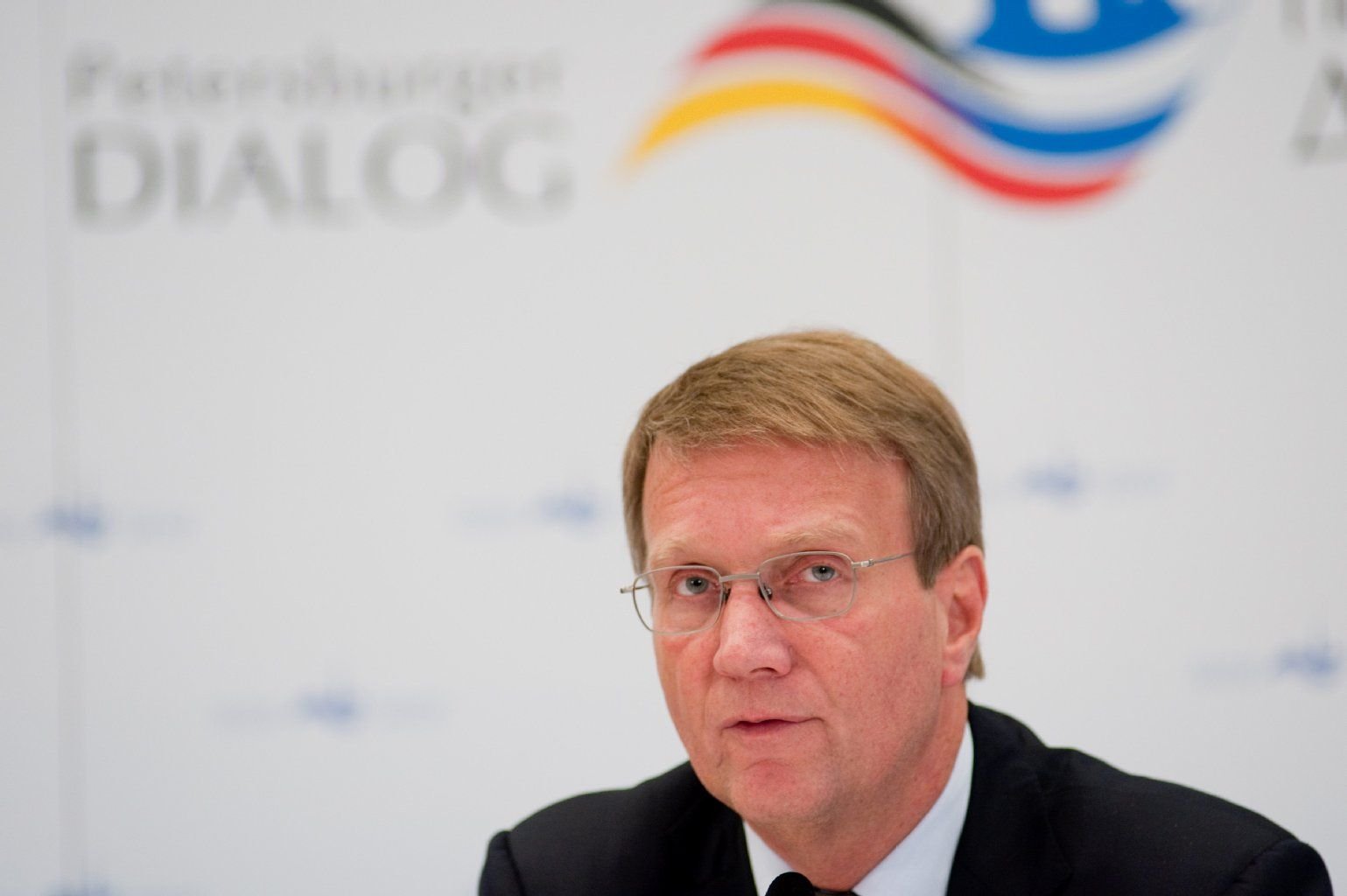 Ronald Pofalla, Mitglied des Vorstandes der Deutschen Bahn AG (DB) und Co-Vorsitzender des Petersburger Dialogs, sitzt während einer Pressekonferenz am 22.10.2015 in Potsdam (Brandenburg) in der DB-Akademie im Kaiserbahnhof auf dem Podium.
