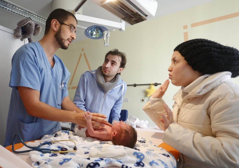 Arzt Rabie Twal kann sich bei der Untersuchung des Babys auf Arabisch mit Emad Mahamad Aldaghli und seiner Frau Marwa unterhalten.