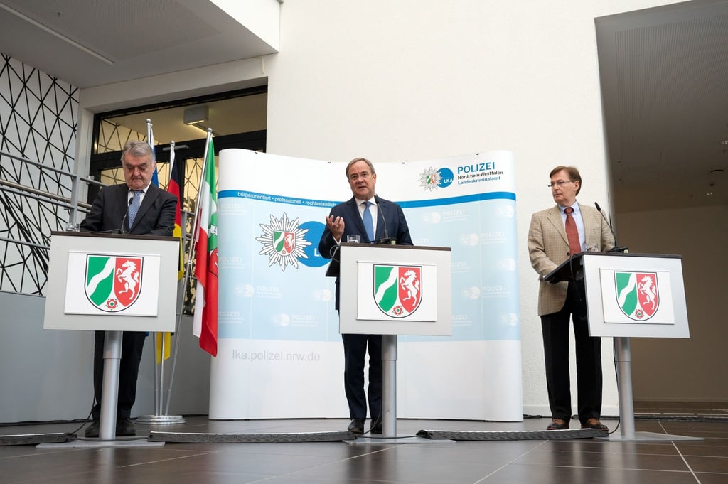 Ministerpräsident Laschet (M), Innenminister Reul (l) und Justizminister Biesenbach (alle CDU) im LKA.