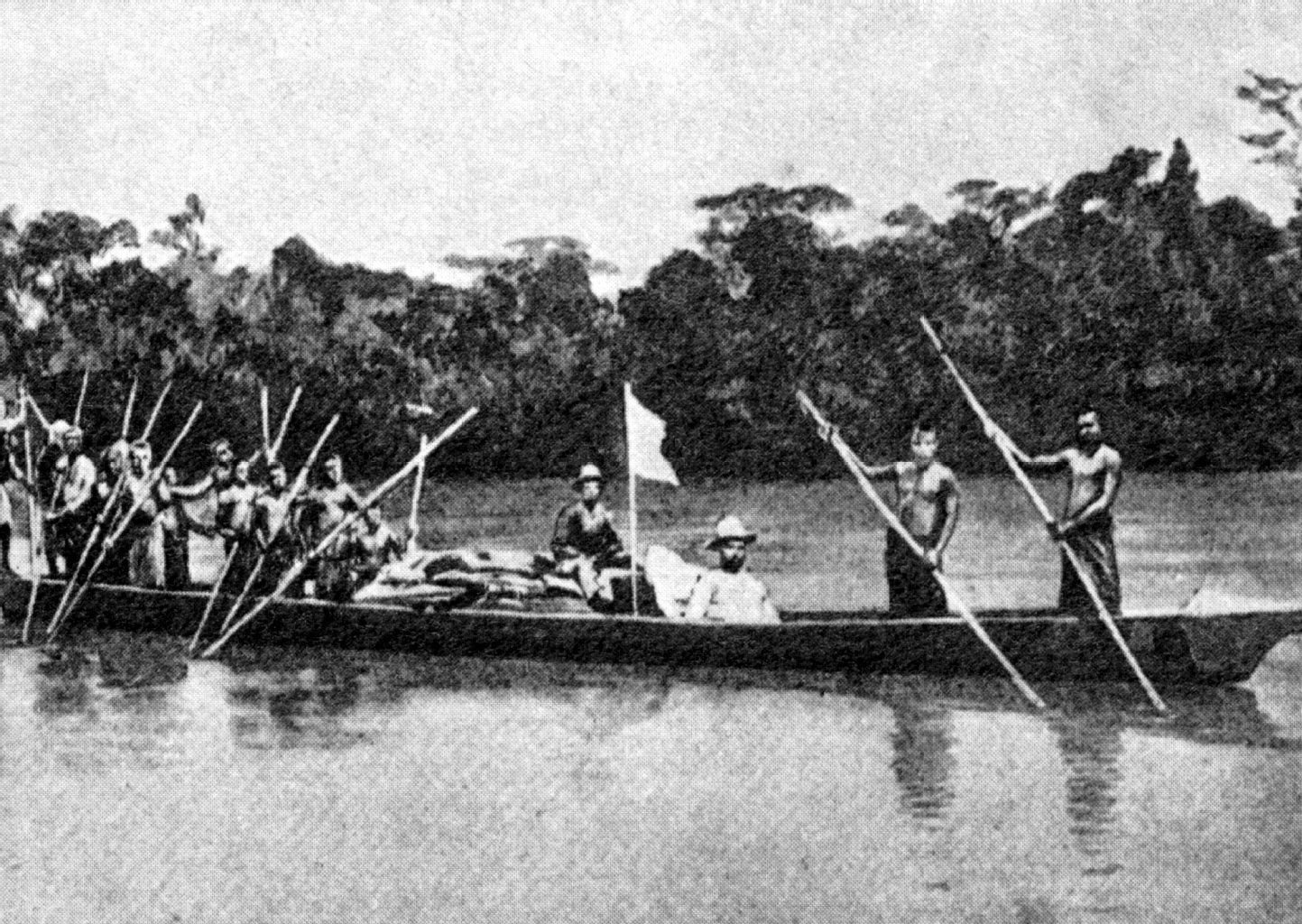 Mary Kingsley (Mitte) im Kanu auf dem Fluss Ogowé, Fotografie, 1895. Sie war eine der ersten weißen Frauen, die Afrika erforschten.