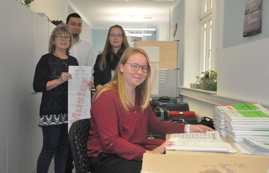 Am 26. September sind Bundestagswahlen. Insgesamt gibt es 38 Wahllokale. Für jedes Lokal gibt es einen Wahlkoffer mit allen Unterlagen, die Theresa Holz (vorn) , Azubi im zweiten Lehrjahr, packt, hier mit Heidi Wiechmann (links) und Katharina Kramp, die in der Verwaltung unter anderem für Wahlen zuständig sind, sowie Dezernatsleiter Andreas Hensel.
