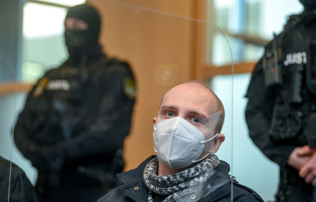 Stephan B. beim Prozess in Magdeburg im vergangenen Jahr, bei dem er zu lebenslanger Haft verurteilt wurde.