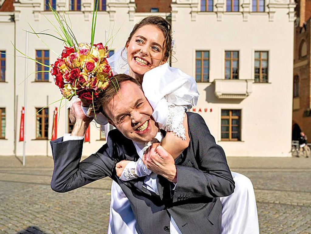 Sebastian Hammer und Kathrin Berg spielen in ?Hochzeitsnacht im Paradies? am Theater der Altmarkdie Hauptrollen.