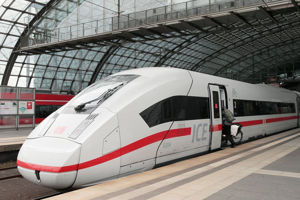Ein ICE steht in einem Bahnhof.