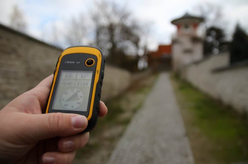 Mit Hilfe eines GPS-Gerätes begeben sich Geocacher auf die Suche nach den Schätzen.